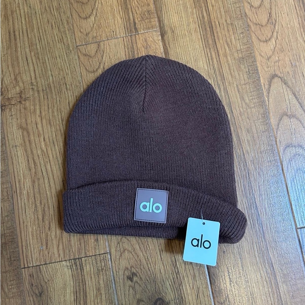 BNWT Alo yoga beanie brown